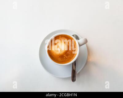 Caffè cortado-spagnolo con latte in una piccola tazza. Foto Stock