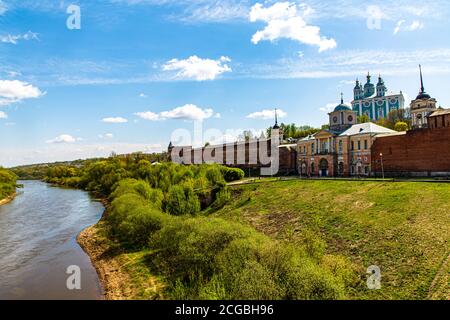 Curva liscia del fiume. Paesaggio tradizionale russo. Estate. Foto Stock