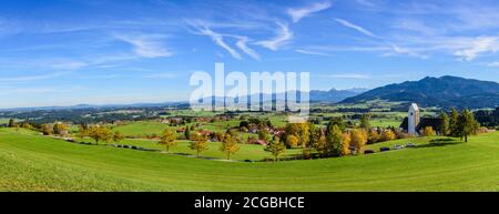 Bel paesaggio di falltime nella Allgäu bavarese vicino a Oy-Mittelberg con montagne innevate sullo sfondo Foto Stock