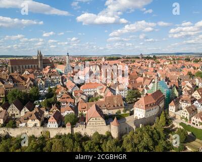 Veduta aerea di Rothenburg ob der Tauber con le mura della città Foto Stock