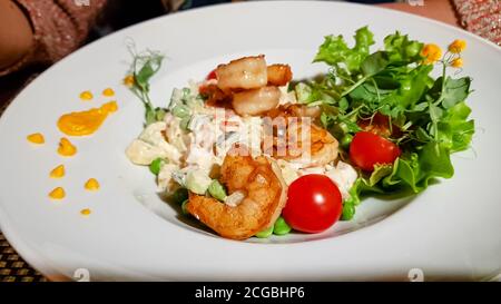 Insalata russa con gamberi e pomodori Foto Stock