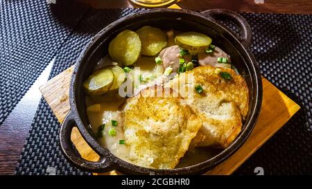 Hamburger di patate Draniki, un piatto tradizionale di cucina bielorussa. Foto Stock