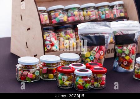 Caramelle colorate in vasi sul tavolo Foto Stock