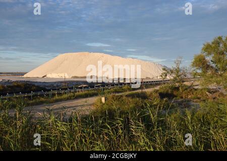 Mucchi di sale di mare essicatura presso il Salin-de-Giraud Saline Works & Salt Elevator Camargue Provenza Francia Foto Stock