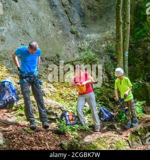 Preparazione per un tour via ferrata nella foresta rocciosa Foto Stock