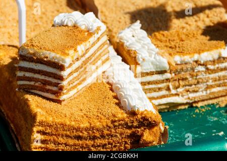 Gustosa torta al miele a strati fatta in casa primo piano Foto Stock