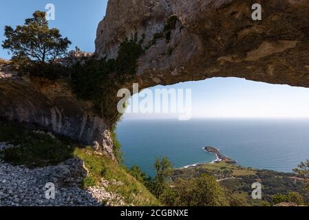 Arco naturale chiamato Ojo del Diablo (occhio del Diavolo) in Cantabria, Spagna Foto Stock