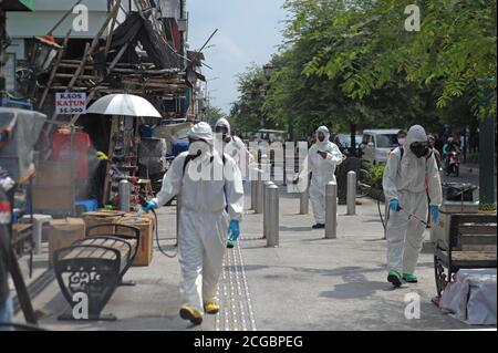 Yogyakarta. 10 settembre 2020. Operatori sanitari che indossano tute protettive disinfettanti spray in occasione dell'epidemia di COVID-19 in via Malioboro a Yogyakarta, Indonesia. 10 settembre 2020. Credit: Supriyanto/Xinhua/Alamy Live News Foto Stock