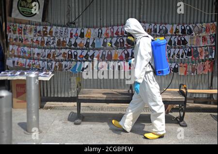 Yogyakarta, Indonesia. 10 settembre 2020. Un operatore sanitario che indossa tuta protettiva spray disinfettante in occasione dell'epidemia di COVID-19 in via Malioboro a Yogyakarta, Indonesia, 10 settembre 2020. Credit: Supriyanto/Xinhua/Alamy Live News Foto Stock