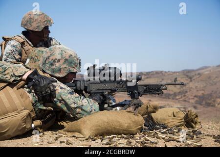 I Marines degli Stati Uniti con la terza ala di velivoli marini (MAW) Band operano una mitragliatrice M240B al campo base di Marine Corps Pendleton, California, 4 settembre 2020. 3rd MAW continua a fornire una formazione realistica con le applicazioni del mondo reale in preparazione ai conflitti futuri. (STATI UNITI Marine Corps foto di Lance CPL. Julian Elliott-Drouin) Foto Stock