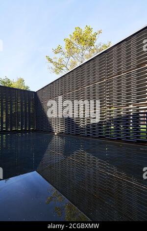 Interno del Padiglione Serpentine 2018 sul prato della Galleria Serpentine a Kensington Gardens, Londra UK. Progettato dall'architetto messicano Frida Escobedo. Foto Stock