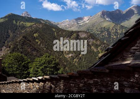 Monte di Cherbogno visto dal grazioso villaggio di Elva (Piemonte, Italia) Foto Stock