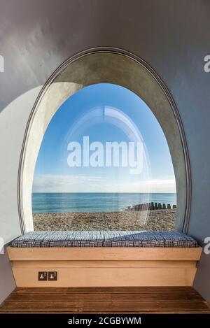 The Spy Glass, una capanna da spiaggia rotante postmoderna installata nel 2017 sul lungomare di Eastbourne, Regno Unito. Design di Jak Studio. Foto Stock