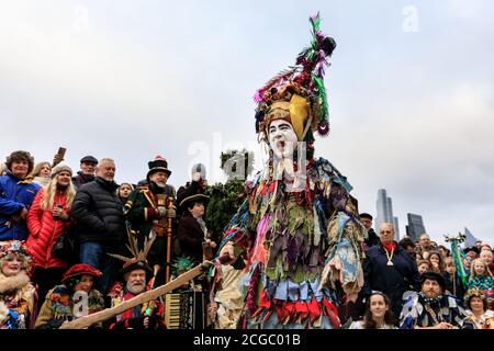 La celebrazione annuale della dodicesima notte, eseguita dai Lions Part Players, la processione delle performance teatrali, Bankside, Londra, Inghilterra Foto Stock