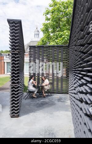 Il Padiglione della serpentina 2018 dell'architetto messicano Frida Escobedo, installato di fronte alla Serpentine Gallery, Kensington Gardens, Londra, Regno Unito. Foto Stock