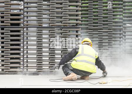 Costruzione del Padiglione della Serpentina 2018 da parte dell'architetto messicano Frida Escobedo, installato di fronte alla Galleria della Serpentine, Kensington Gardens, Londra, Regno Unito. Foto Stock