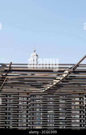 Costruzione del Padiglione della Serpentina 2018 da parte dell'architetto messicano Frida Escobedo, installato di fronte alla Galleria della Serpentine, Kensington Gardens, Londra, Regno Unito. Foto Stock