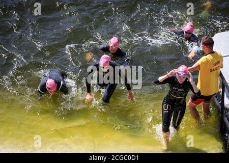 I nuotatori escono dall'acqua all'AJ Bell London Triathlon, Excel London, UK Foto Stock