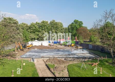 Costruzione del Padiglione della Serpentina 2018 da parte dell'architetto messicano Frida Escobedo, installato di fronte alla Galleria della Serpentine, Kensington Gardens, Londra, Regno Unito. Foto Stock