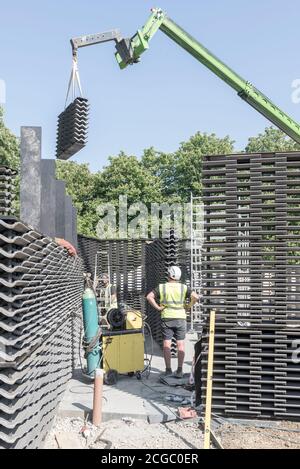 Costruzione del Padiglione della Serpentina 2018 da parte dell'architetto messicano Frida Escobedo, installato di fronte alla Galleria della Serpentine, Kensington Gardens, Londra, Regno Unito. Foto Stock