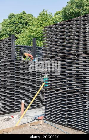 Costruzione del Padiglione della Serpentina 2018 da parte dell'architetto messicano Frida Escobedo, installato di fronte alla Galleria della Serpentine, Kensington Gardens, Londra, Regno Unito. Foto Stock