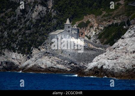 La splendida chiesa di San Pietro in Porto Venere, Liguria, Italia . Foto di alta qualità Foto Stock