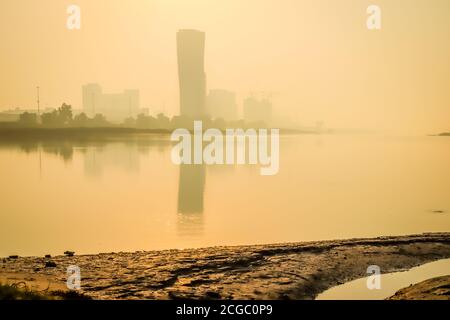 Sunrise Sky vista sfondo dietro la torre della porta capitale di Abu Dhabi, grattacieli nella capitale degli Emirati Arabi Uniti Foto Stock