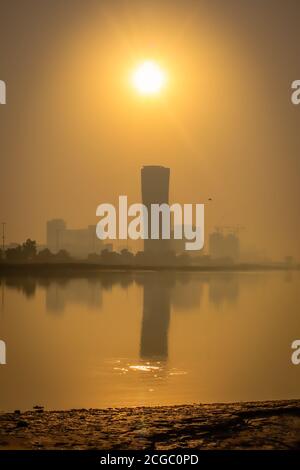 Sunrise Sky vista sfondo dietro la torre della porta capitale di Abu Dhabi, grattacieli nella capitale degli Emirati Arabi Uniti Foto Stock