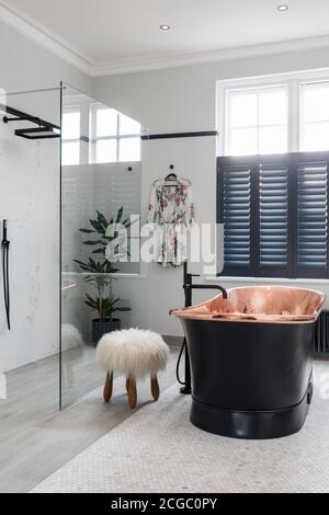 Bagno nero, rivestito in rame, indipendente nel bagno di una casa vittoriana nel sud-ovest di Londra, Regno Unito Foto Stock