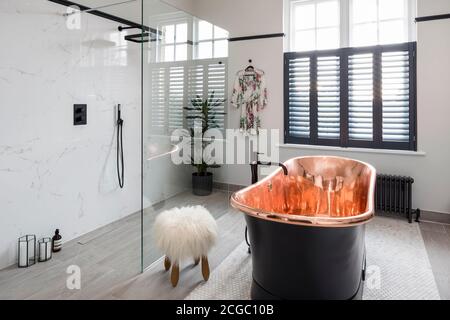 Bagno nero, rivestito in rame, indipendente nel bagno di una casa vittoriana nel sud-ovest di Londra, Regno Unito Foto Stock