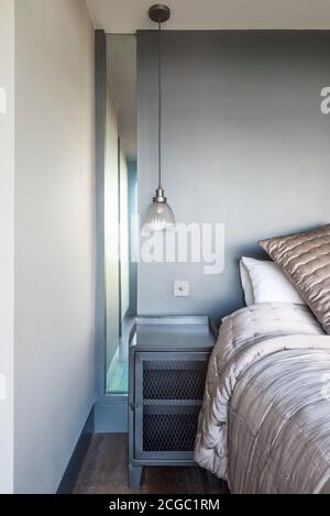 Camera da letto principale di un appartamento ristrutturato all'ultimo piano di una grande proprietà vittoriana indipendente e la conversione soffitta tra cui la nuova estensione dormer a formare un nuovo loft a due piani, a Londra, Regno Unito. Foto Stock