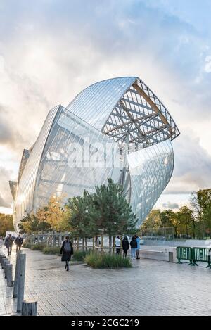 Vista frontale della Fondazione Louis Vuitton di Frank Gehry completata nel 2014. Bois de Boulogne, Parigi, FR. Foto Stock