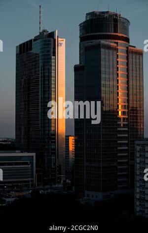 Edificio Rondo 1 e Torre Spektrum al tramonto, Varsavia, Polonia. Foto Stock