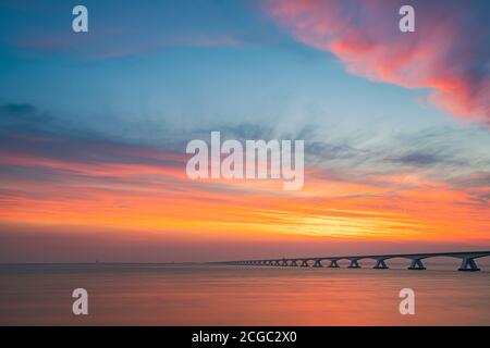 Il ponte di Zeeland (Olandese: Zeelandbrug) è il più lungo ponte nei Paesi Bassi. Il ponte attraversa il Oosterschelde estuario. Esso collega le isole Foto Stock