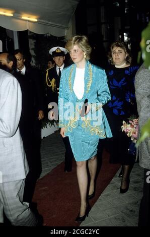 Sua Principessa di Galles, la Principessa Diana arriva per una sfilata di moda al Ritz Hotel di Madrid durante il suo Royal Tour of Spain 1987. La principessa è indossata Foto Stock