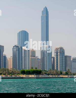 World Trade Center Abu Dhabi lungo la Corniche. Colpo preso dall'acqua. Costruzione completata 2014. Foto Stock