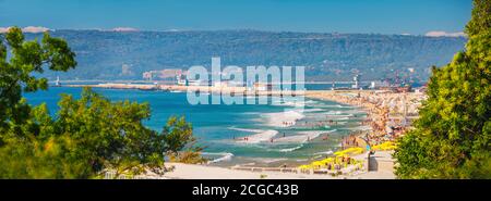 Varna, Bulgaria. Paesaggio urbano, vista aerea estiva verso la spiaggia. Persone che si divertono. Migliore destinazione di vacanza Foto Stock