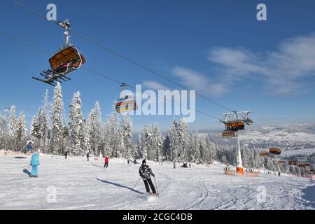 Bialka Tatrzanska, Polonia - 11 gennaio 2019: Sciatori sciatori sulla pista da sci nella popolare località invernale Kotelnica Bialczanska. Foto Stock