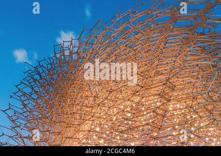 L'Hive, una struttura a rete torreggiante in Kew Gardens che rappresenta una vera e propria alveare, una cornice interbloccante. Foto Stock