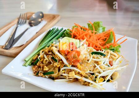 Stir-Fried Noodles in stile tailandese con gamberi o 'Guay Tiaw Pad Thai Goong SOD' in tailandese. Pasto a piatto singolo molto popolare per il tousto. Foto Stock