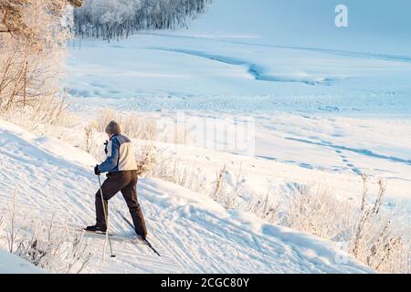 Lo sciatore si muove in salita. Vista dall'alto. Nuovo Foto Stock