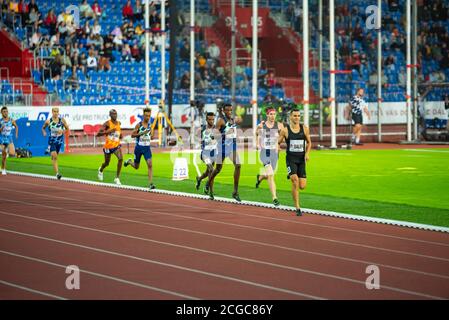 OSTRAVA, REPUBBLICA CECA, SETTEMBRE. 8. 2020: Gara professionale di pista e campo. Atleta a lunga distanza sulla pista di atletica in 5000 metri di corsa. Foto Stock