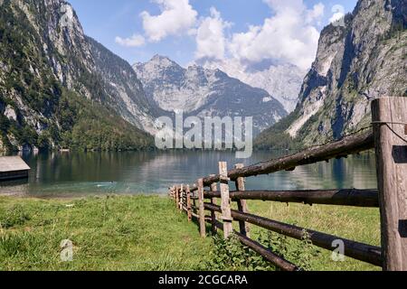 Lago di Obersee e paesaggistico paesaggio montano in una bella giornata estiva a Schoenau, Baviera, Germania. Foto Stock