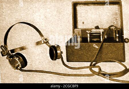 Una foto di catalogo del 1922 di un primo apparecchio radio a cristalli Marconi. Foto Stock