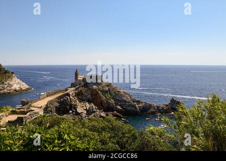 Vista in alto dello sperone roccioso su cui sorge l'antica Chiesa di San Pietro nel villaggio di pescatori di Porto Venere, la Spezia, Liguria, Italia Foto Stock