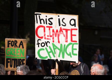 Le persone che partecipano alla marcia del clima popolare. La marcia per l'azione contro il cambiamento climatico a Londra è una delle tante marce che si svolgono in tutto il mondo; in vista di un vertice delle Nazioni Unite sui cambiamenti climatici che si terrà martedì 23 settembre 2014 presso la sede centrale delle Nazioni Unite a New York. Victoria Embankment, Londra, Regno Unito. 21 Set 2014 Foto Stock