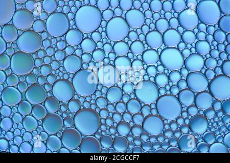 Colorato artistico di goccia d'olio che galleggia sull'acqua. Foto Stock