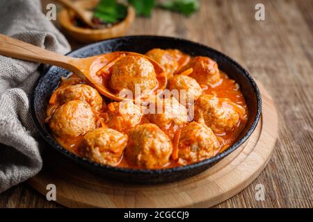 Polpette in una padella in salsa di pomodoro dolce e affumosa Foto Stock