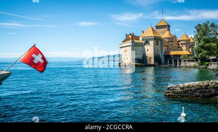 Vista sul castello di Chillon con bandiera svizzera e vista sul lago di Ginevra A Vaud Svizzera Foto Stock