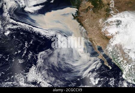 USA - 9 settembre 2020 - una grande nuvola di Fumo da centinaia di incendi che bruciano in diversi Stati Uniti occidentali gli stati sono stati catturati dai satelliti della NASA su Foto Stock